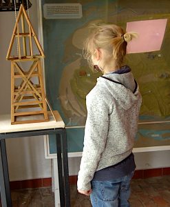 Besucher vor dem Kirchenrelief