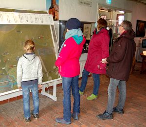 Besucher vor dem Kirchenrelief