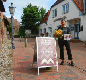 Katja Sinn vor dem Olsdorfer Krug