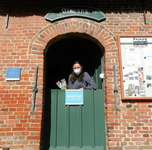 Museumsleiterin in der Klöntür