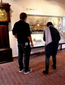 Besucher vor Uhrenvitrine